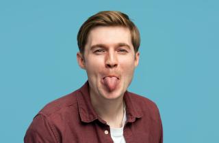 Врач Екатерина Дмитренко рассказала, о чём говорит цвет и налёт на языке