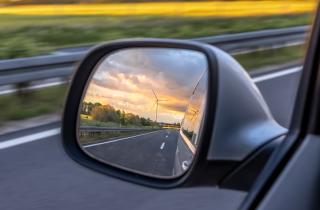 Капли воды на зеркалах снижают точность оценки расстояния водителем — Linternaute