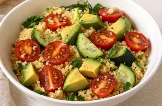 Салат с авокадо, кукурузой и помидорами готовится за 10 минут — повар