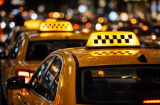 Золотые поездки уходят в прошлое: ценник на такси в дождь и снег решили приручить законом