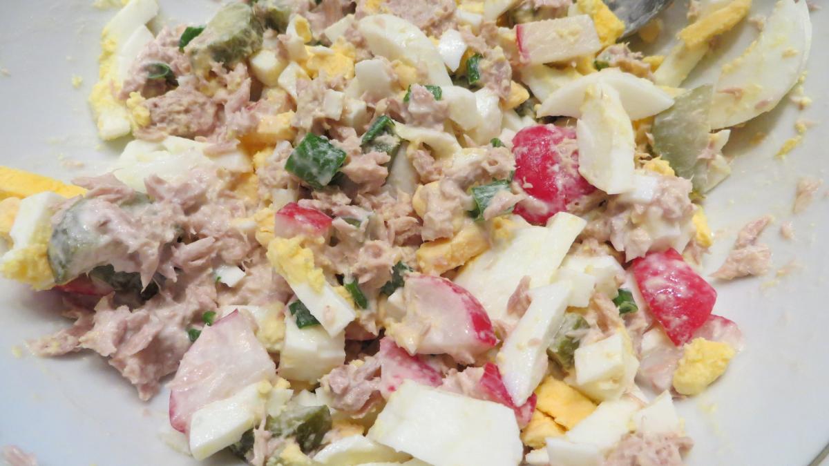 Салат с тунцом, огурцом и яйцами