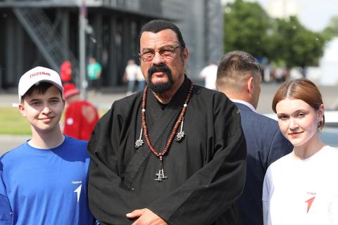 Стивен Сигал с сыном зарегистрировали в России компанию по переработке мусора