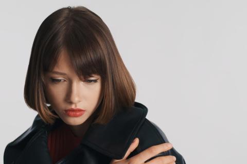 Чередование сторон при сушке челки убирает естественный пробор — Хрисса Дарсакли