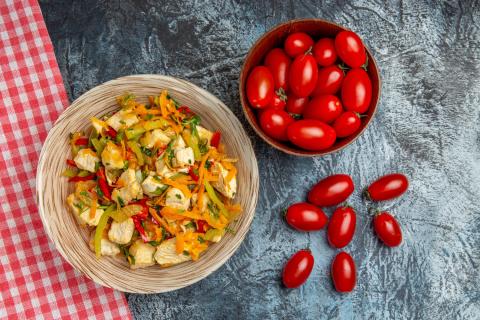Рецепт салата с курицей, морковью и огурцом от шеф-повара