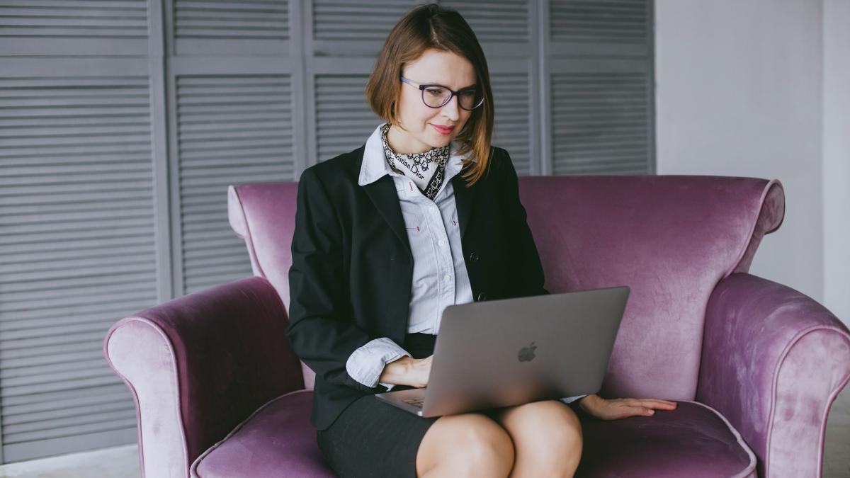 Женщина в очках работает за компьютером