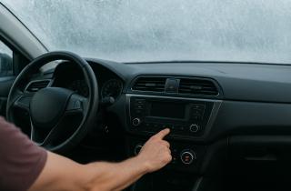 Запах бензина в салоне авто сигнализирует о серьезной утечке — автоэксперт Ян Хайцеэр