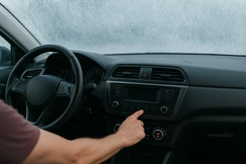 Запах бензина в салоне авто сигнализирует о серьезной утечке — автоэксперт Ян Хайцеэр