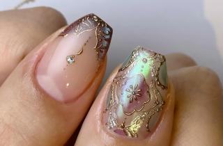 Перламутровые оттенки создают мягкое сияние ногтей зимой — стилисты