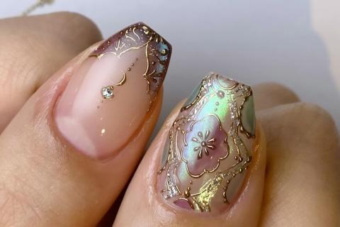 Перламутровые оттенки создают мягкое сияние ногтей зимой — стилисты