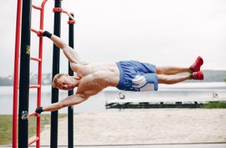 Подъём ног в висе на шведской стенке укрепляет пресс — тренеры объяснили технику выполнения