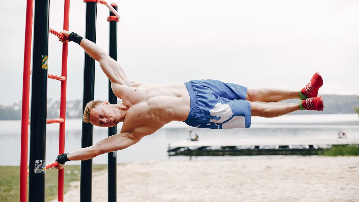 Мужчина на турнике Мужчина на турнике