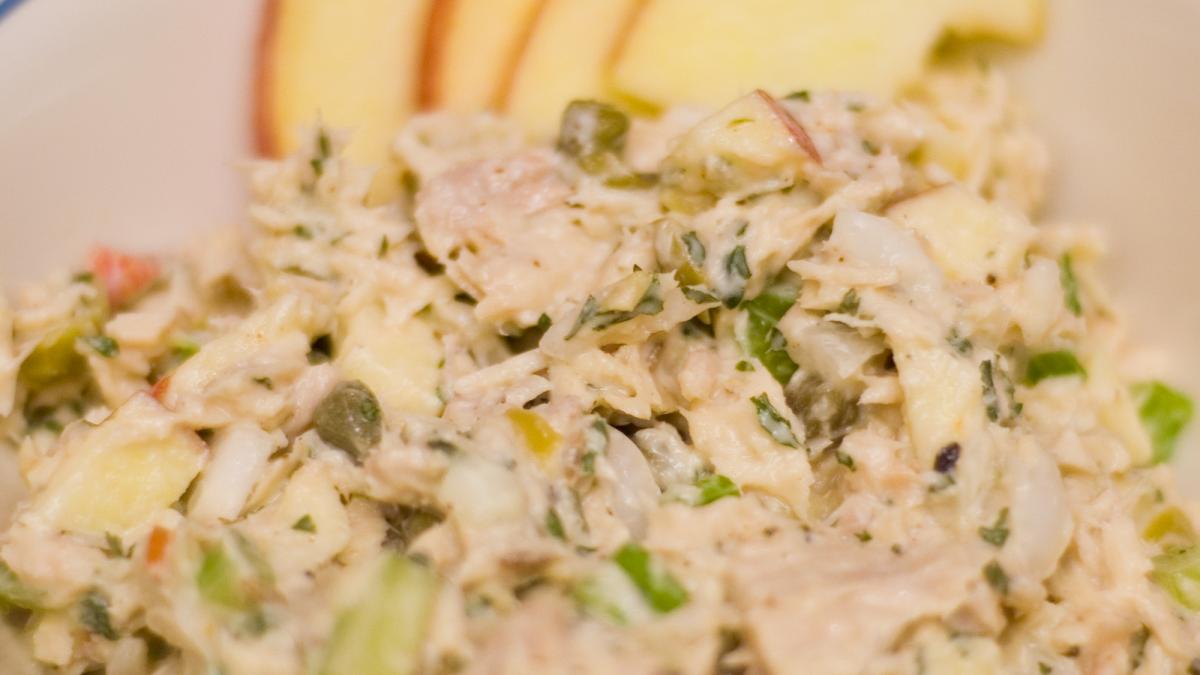 Салат я яблоками, яйцами и сыром Салат я яблоками, яйцами и сыром