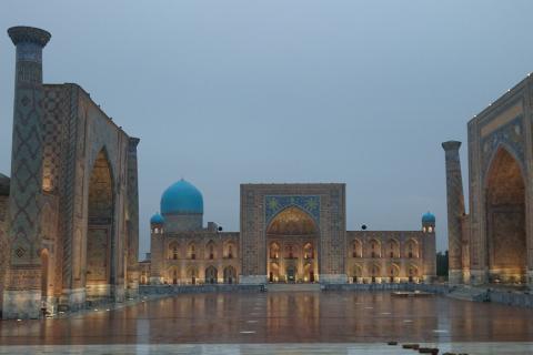 За доллар в Узбекистане можно купить плов, хлеб и билет в Самаркандский Регистан