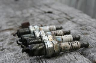 Медные свечи зажигания служат 30–50 тыс. км, платиновые и иридиевые — до 100 тыс. км — инженер