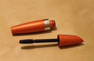 Бордовый оттенок усиливает яркость зелёных глаз зимой — визажисты