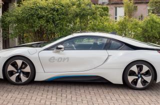 Немецкий дизайн и американская дерзость: гибридный мотор BMW i8 меняют на легендарный рядный двигатель