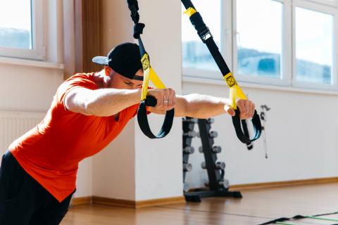 Майк Уоткинс о пользе блинов, TRX и эспандеров для силовых упражнений дома