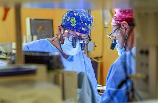 В Челябинске кардиохирурги провели операцию на сердце через прокол под мышкой