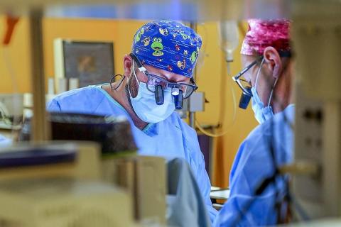 В Челябинске кардиохирурги провели операцию на сердце через прокол под мышкой