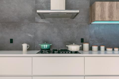 Секундное дело против часовых мучений: один аптечный раствор растворяет кухонную корку жира