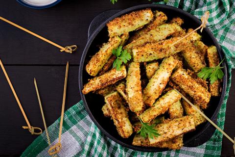 Диетолог: запечённые палочки из цуккини могут заменить картофель фри в рационе