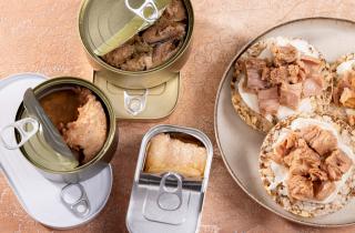 Горбуша в собственном соку придаёт салату мягкий вкус — кулинары