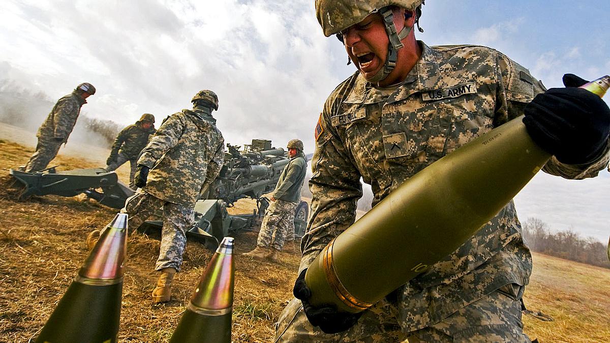 Рядовой армии США Даррелл Футрелл поднимает 155-мм снаряд