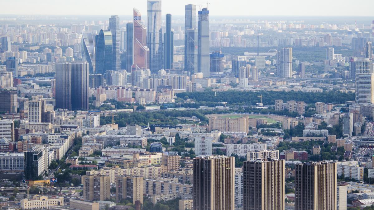 Вид с Останкинской телебашни на ММДЦ ('Москва-Сити') и Западный округ