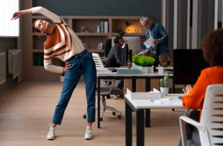 Офисный стул превращается в тренажёр: пять простых движений сжигают обеденные калории