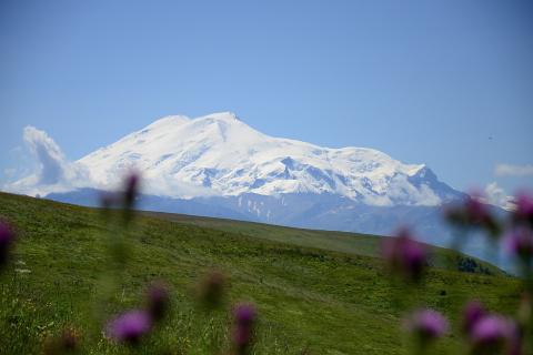 Вид на Эльбрус с плато Бермамыт назван одной из лучших точек обзора — гиды