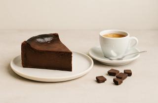 Шоколадный чизкейк хранится в холодильнике до 4 дней при плотно закрытой упаковке для сохранения вкуса