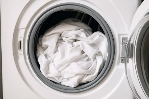 При первой стирке синтетики в сточные воды уходит до 15 миллионов частиц микропластика