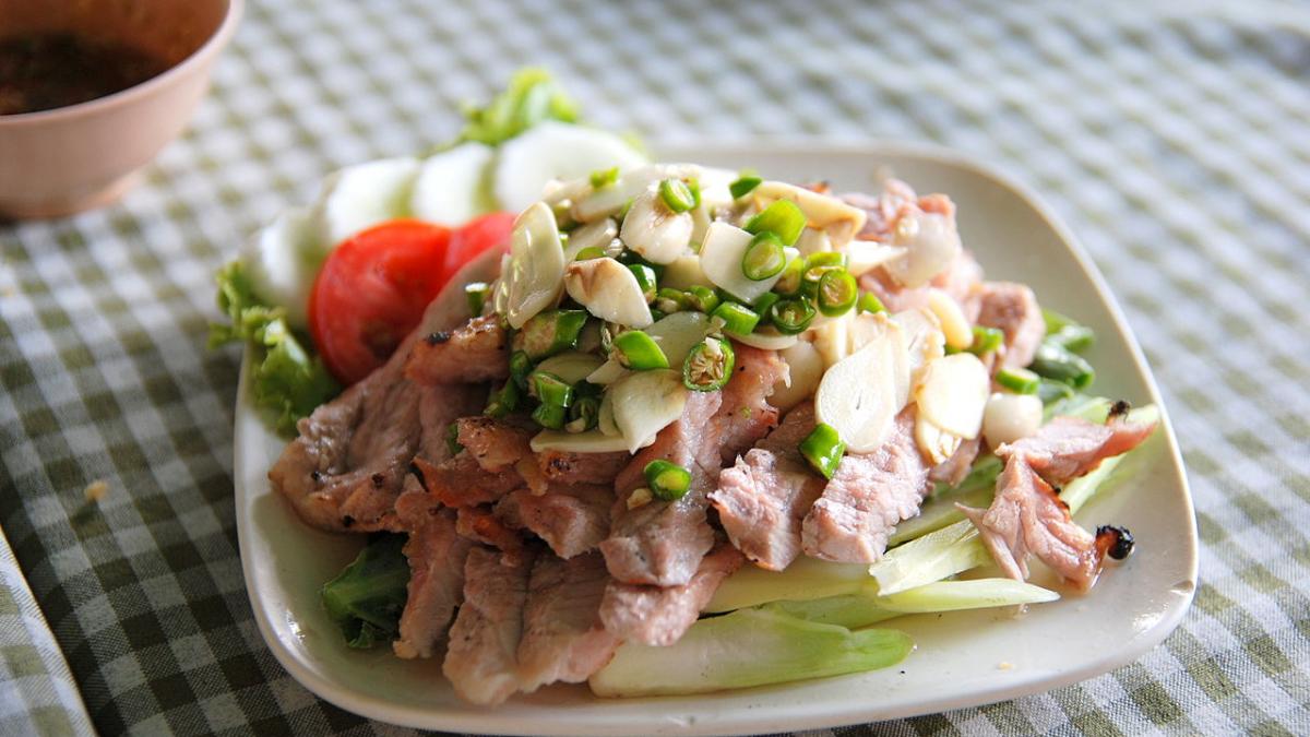 Салат с говядиной и пекинской капустой