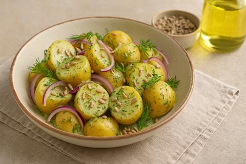 Жареная молодая картошка с чесноком и укропом сохраняет натуральный вкус и полезные вещества