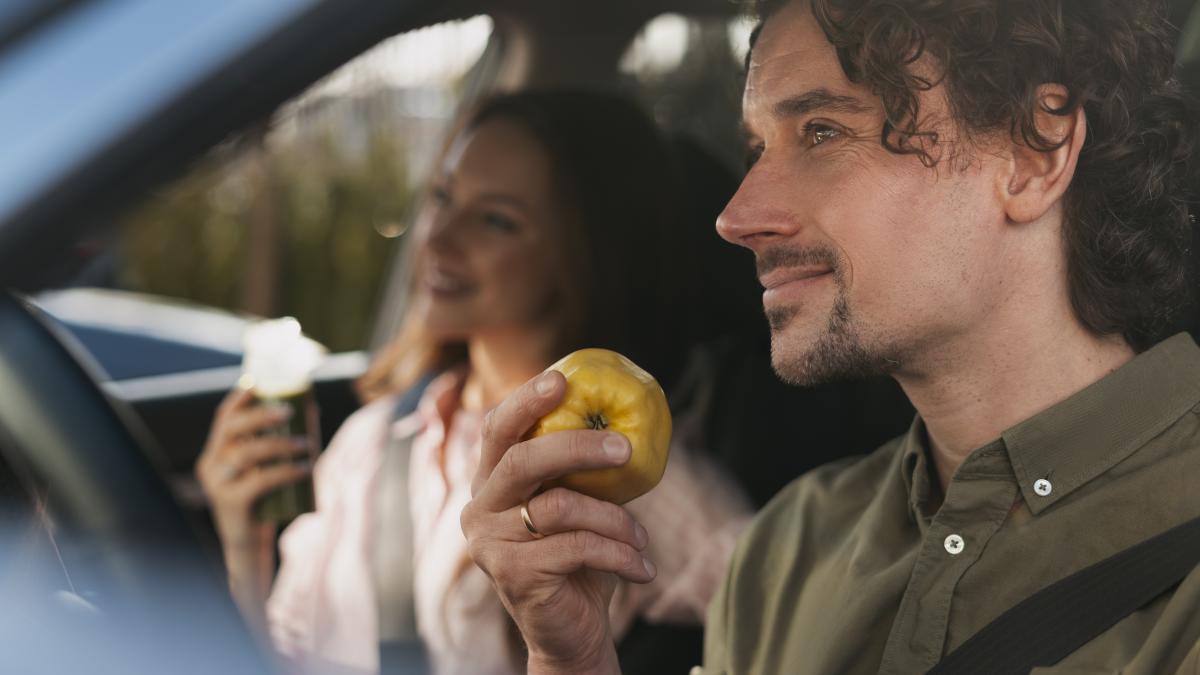 Люди едят в машине Люди едят в машине