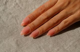 Эксперт Джолин Бродер: светлые и персиковые лаки делают кожу рук моложе