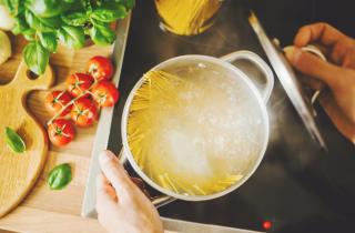 Капля уксуса делает макароны плотнее и менее клейкими — кулинары