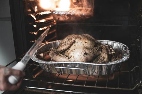 Дно духовки чистят примерно раз в месяц при регулярном использовании — Southern Living