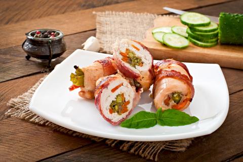 Рецепт куриных рулетиков в беконе с сыром от шеф-повара