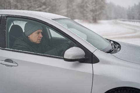 Риск ДТП зимой возрастает из-за гололёда и снижения сцепления шин — автошкола