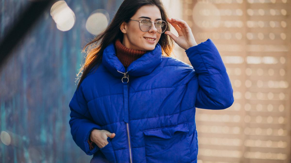 Молодая  женщина в синем пуховике