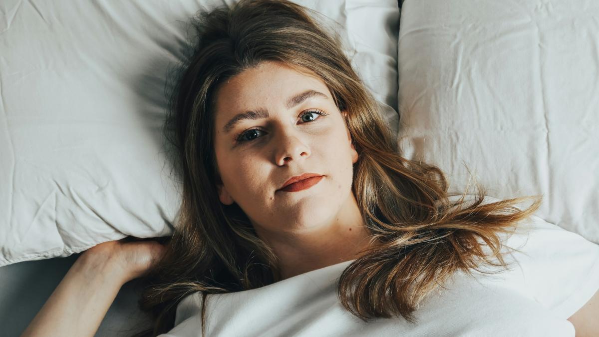 Девушка с подушкой