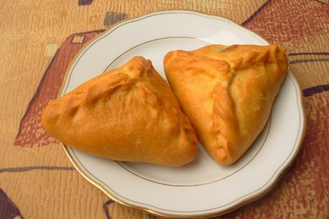 Пирожки с колбасой и сыром готовят из слоёного теста за 25 минут — кулинары