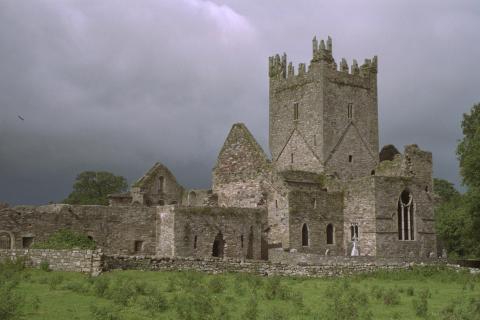 Аббатство Джерпойнт в Ирландии затмевает Скалу Кашел — резьба XIII века поражает с первого взгляда