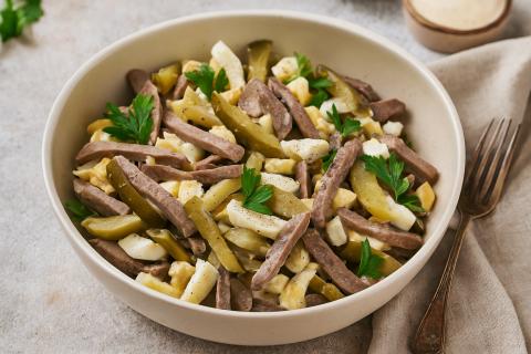 Корейский салат с говядиной, перцем и огурцом сочетает специи и свежие овощи