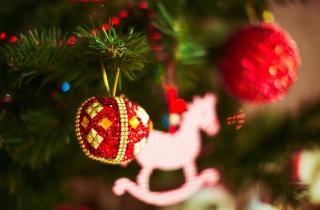 Шоколадные и черные игрушки создают атмосферу роскоши и уюта на ёлке — дизайнеры