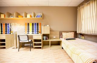 Эксперты советуют выделить место для рюкзака и использовать органайзеры для хранения канцелярии