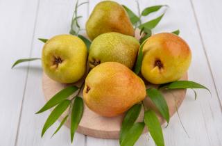 Карамелизированная груша подчёркивает вкус свиного языка в салате — кулинары