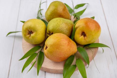 Карамелизированная груша подчёркивает вкус свиного языка в салате — кулинары