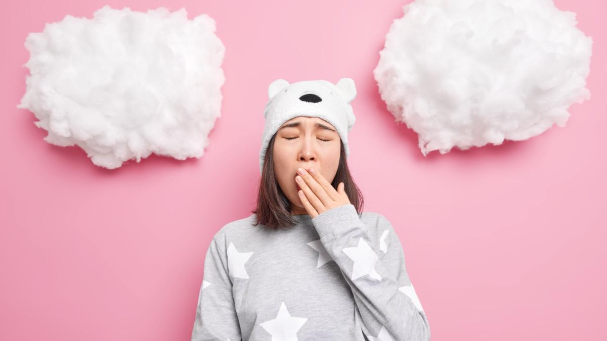 Сонная девушка